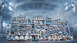 다양한 Bosch Professional 도구가 홀에 깔끔하게 정리되어 있습니다.