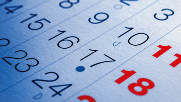 달력 페이지는 파란색과 빨간색 숫자로 17을 보여줍니다.